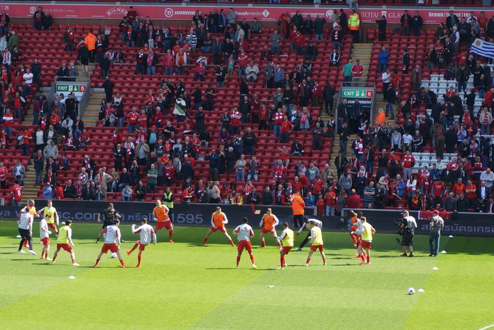 广东攻守兼备显示冠军相（广东攻防俱佳尽显冠军气质）