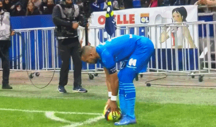 圣保罗官方：奥斯卡被确诊为迷走神经性晕厥，目前情况稳定（圣保罗官宣：奥斯卡确诊迷走神经性晕厥，状态稳定）