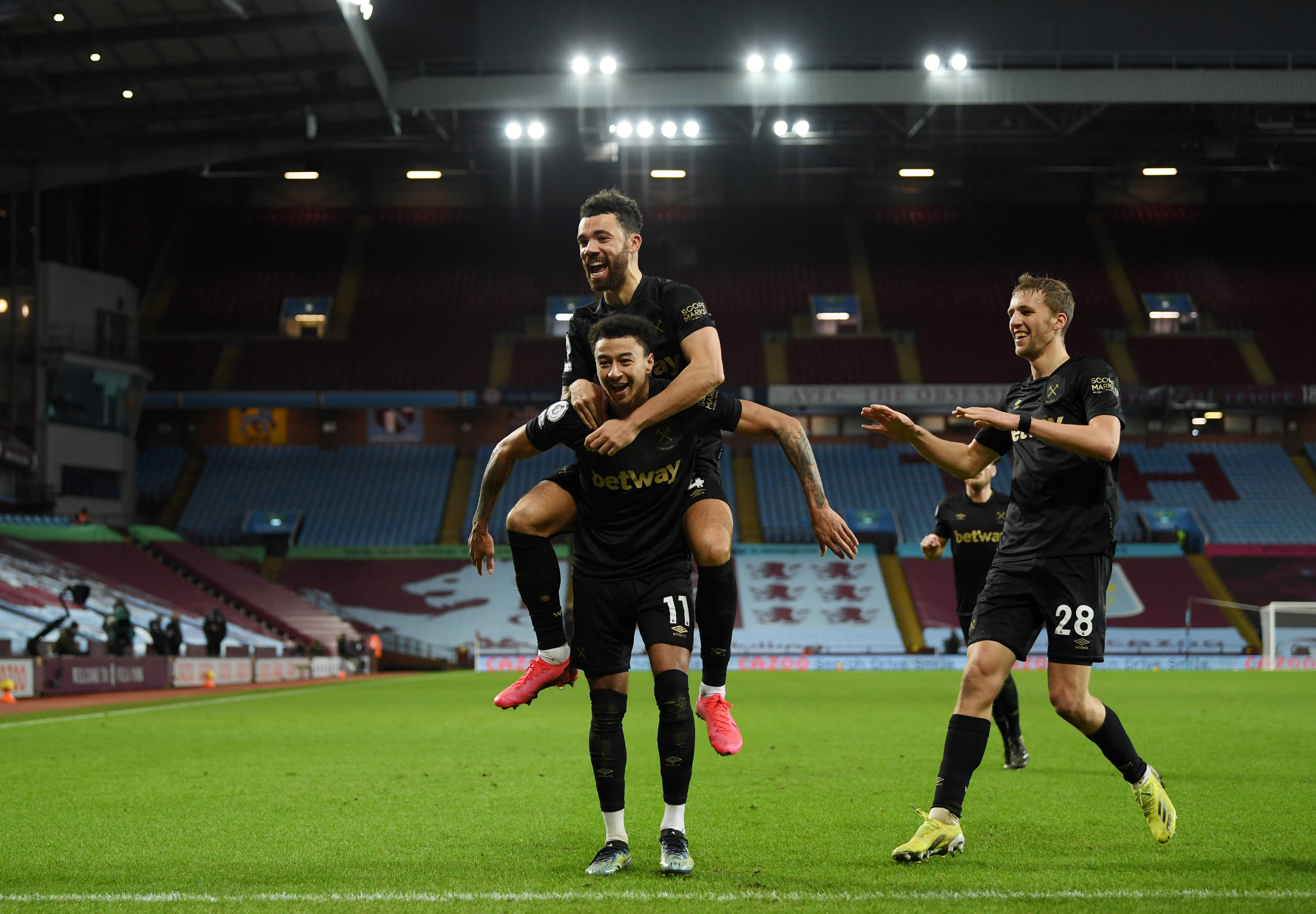 欧冠战报：里奥斯传射巴雷罗破门，本菲卡2-0完胜那不勒斯（欧冠：里奥斯一传一射巴雷罗建功，本菲卡2-0力克那不勒斯）