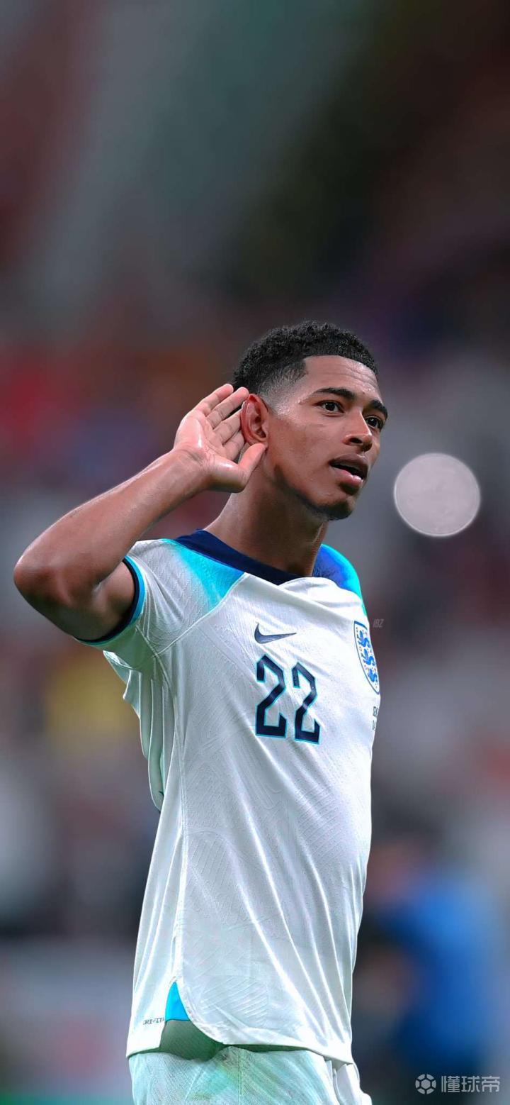 足球报：张外龙这几年一直关注铜梁龙，冲超后他独坐良久（足球报报道：张外龙多年关注铜梁龙，冲超当晚他独自静坐许久）