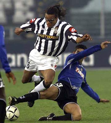 因右踝发炎，朗尼克取消了担任阿森纳vs拜仁解说嘉宾的计划（受右踝炎症影响，朗尼克取消参与阿森纳vs拜仁解说）