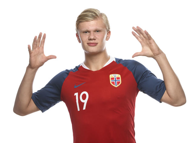 国乒击败法国队，王曼昱战胜帕瓦德，孙颖莎和王楚钦混双取胜（中国乒乓球队力克法国，王曼昱挑落帕瓦德，孙颖莎／王楚钦混双告捷）