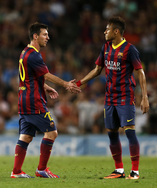 西甲发布冬季新款比赛用球：荧光黄配色，纹理致敬赛车运动（西甲推出冬季比赛用新球：荧光黄主色，纹理灵感致敬赛车运动）