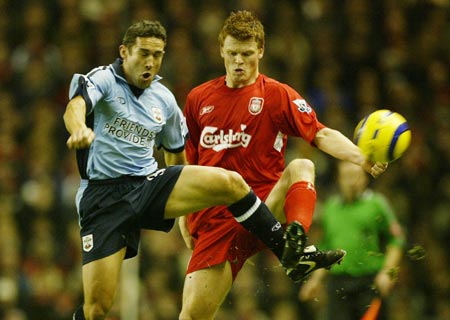 17岁天才卡尔展现极强潜力，德甲首秀表现亮眼，凭借出色技术和风格成为焦点。（17岁天才卡尔德甲首秀惊艳，精湛技术与独特风格尽显潜力成全场焦点）