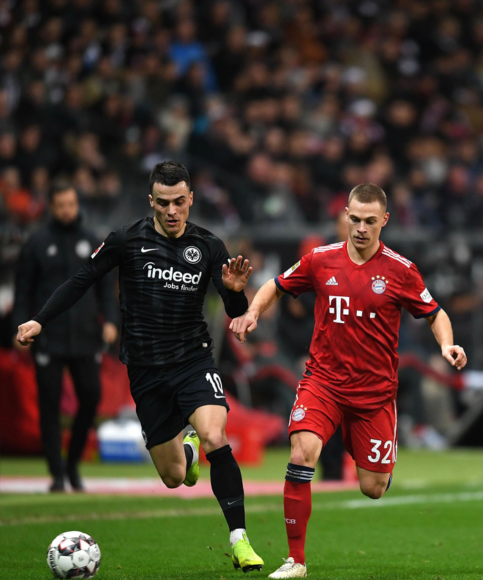 俄罗斯运动员谢尔盖-博伊在1800米高空踢球，挑战极限，引发热议。（俄罗斯选手谢尔盖·博伊海拔1800米踢球，上演极限挑战引发热议）