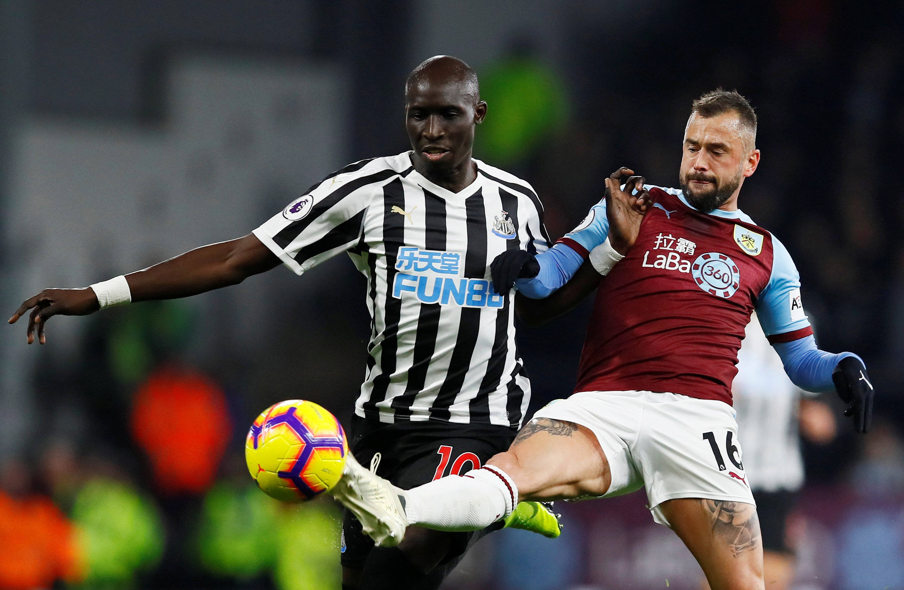 云达不莱梅vs沃尔夫斯堡：菅原由势、施密德首发，埃里克森、阿诺德出战（不莱梅对阵狼堡：菅原由势、施密德先发，埃里克森与阿诺德出场）